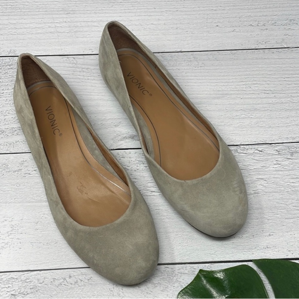 Vionic Hannah size 8 light grey suede